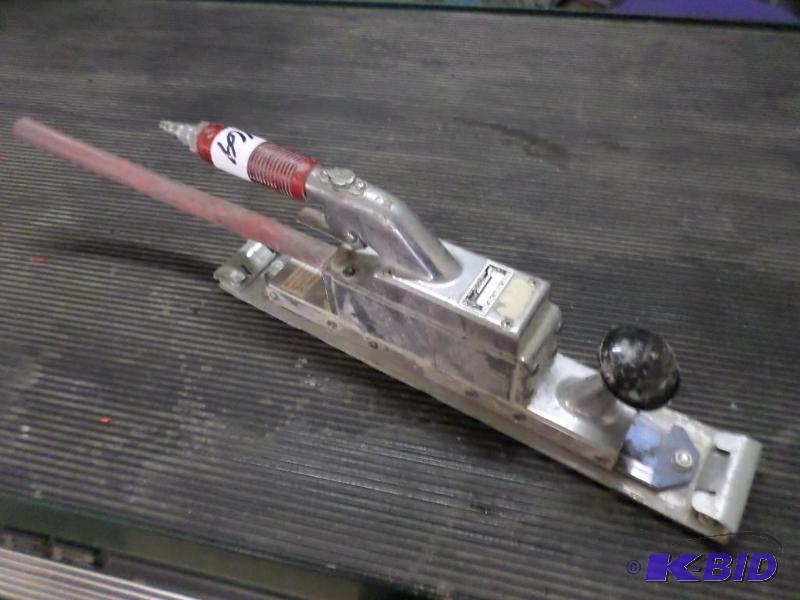 lot 169 image: Hutchins Industrial Pneumatic Speed Sander...