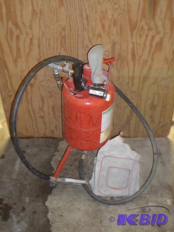 lot 22 image: Wel-Bilt 5-Gallon Sand Blaster Complete With ...