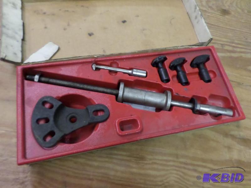 lot 37 image: Snap-On CJ2003A Rear Axle Puller Set...