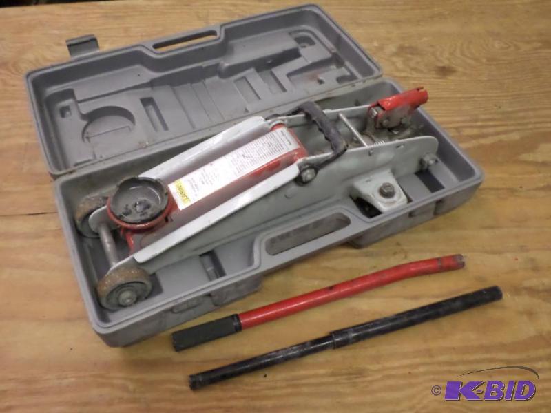 lot 40 image: Larin 4500# Hydraulic Floor Jack...