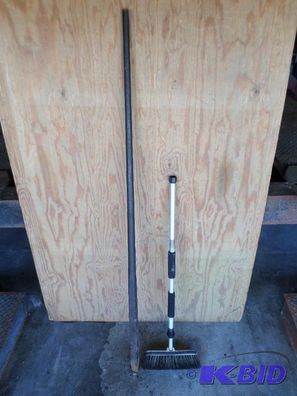 lot 74 image: Lot Of (1) Heavy Duty Pry Bar & (1) Car W...