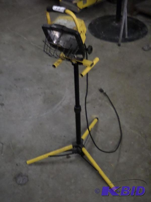 lot 77 image: Adjustable Portable 120Volt Work Light...