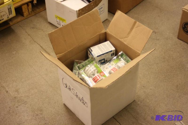 Box Lot of Miscellaneous Lightbulbs Including Philips 35W Sylvania Tru-Aim Halogen EcoBulbs 60W