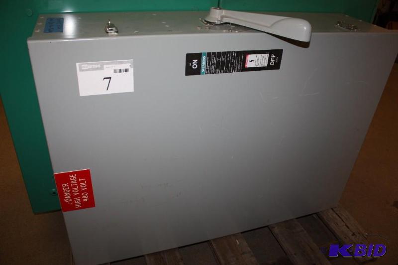 Siemens Electrical Circuit Breaker 800A Non-Fusible 600V 3Ohm Type 3R 32 x 46.