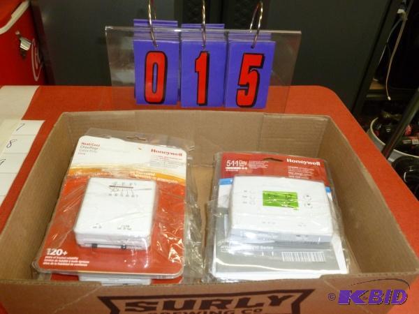 lot 15 image: 4 Honeywell controllers for heat and cold. As...