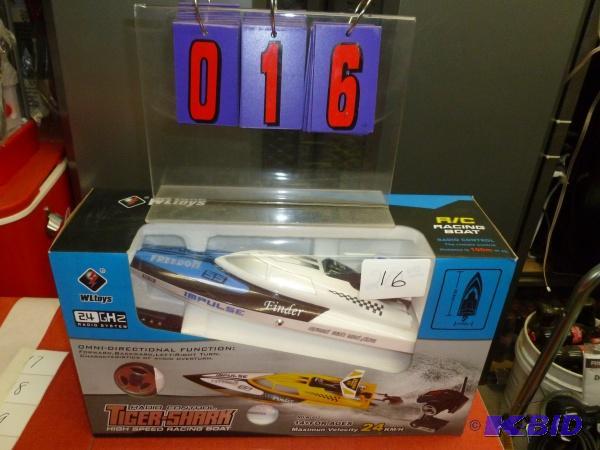 lot 16 image: Tiger Shark 2.5 ghz rc boat with battery and ...