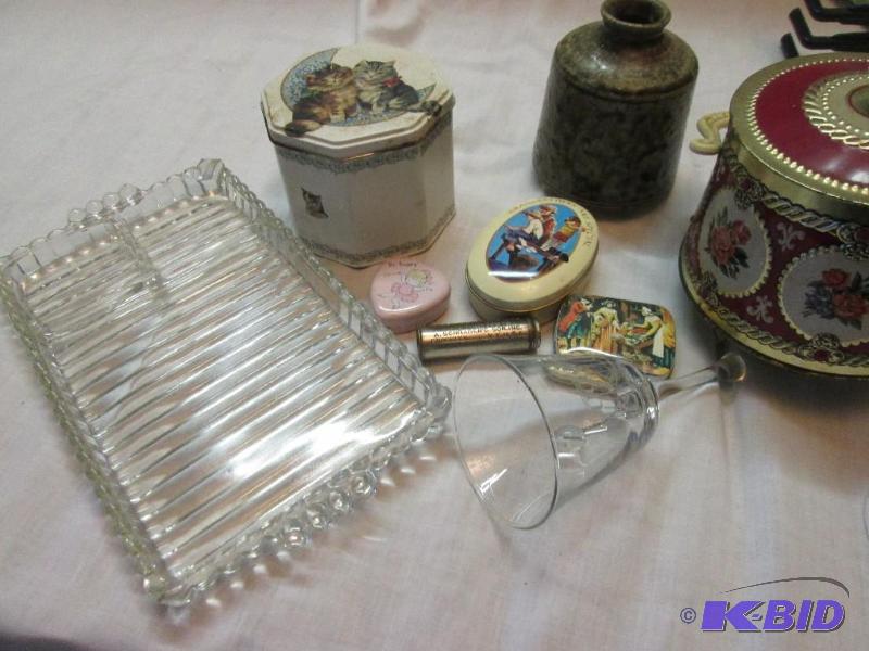 lot 109 image: lot of vintage household dcor...