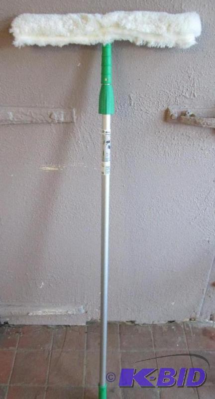 lot 112 image: duster on extention pole extends up to 8...