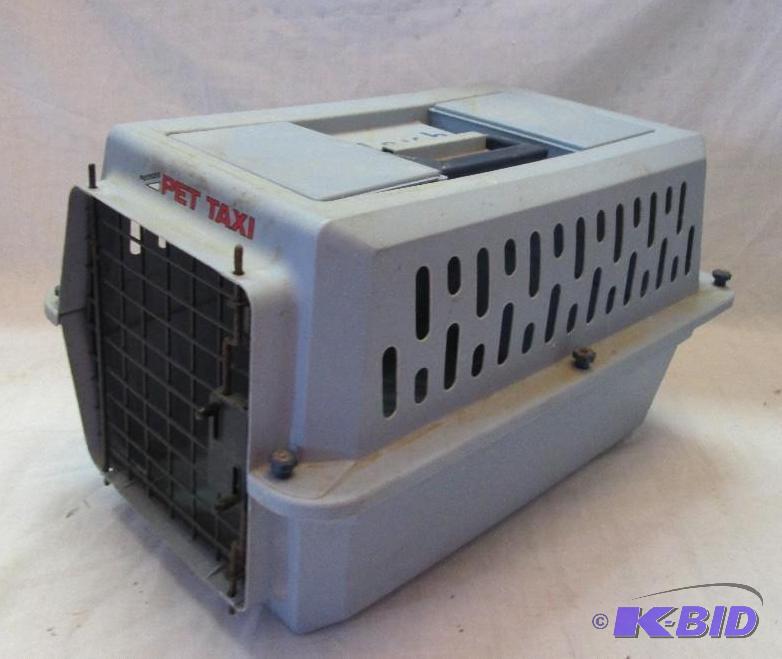lot 16 image: Pet Taxi used pet carrier for small pets...