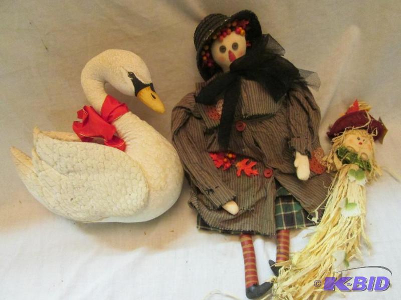 lot 162 image: lot of white swan, and 2 dolls...