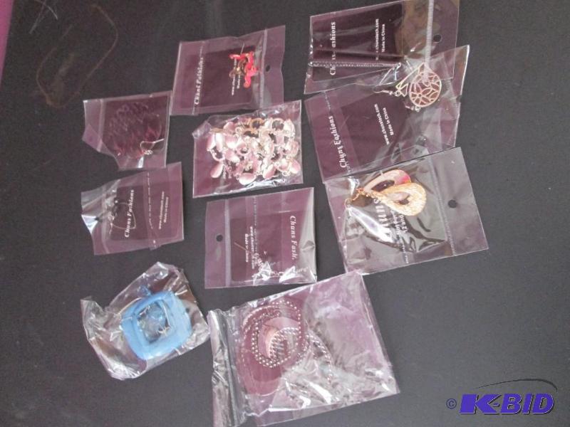 lot 199 image: lot of earrings brand new- great for resale...