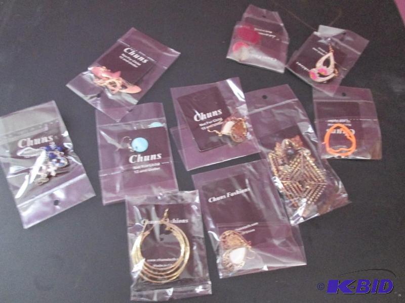 lot 201 image: lot of earrings brand new- great for resale...