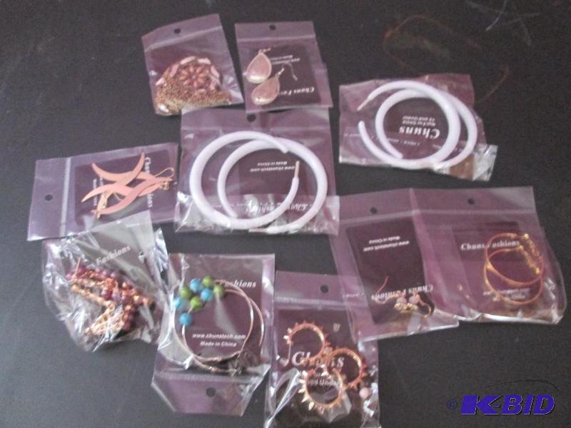 lot 204 image: lot of earrings brand new- great for resale...