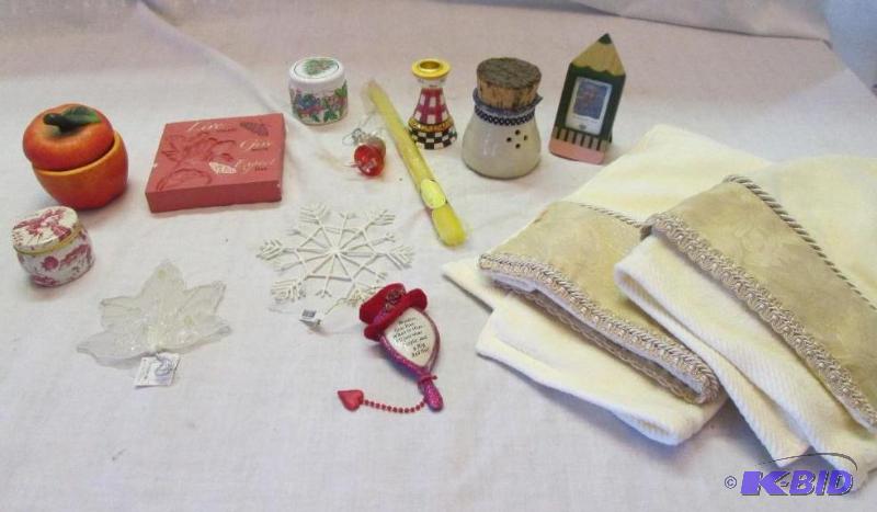 lot 258 image: mixed lot of household dcor...