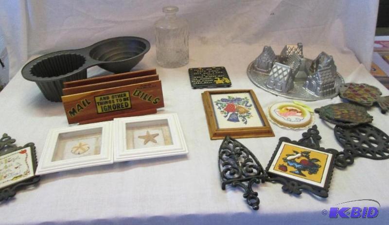 lot 293 image: lot of vintage household dcor...