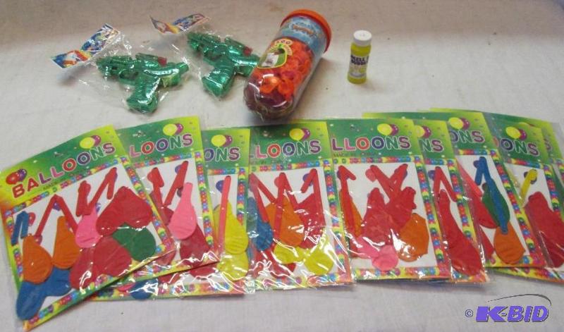 lot 35 image: mixed lot of balloons, water guns, waterballo...