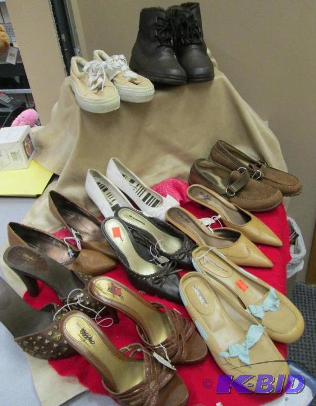 lot 359 image: Assortment of shoes size 5 12, 6, and 6 12 ...