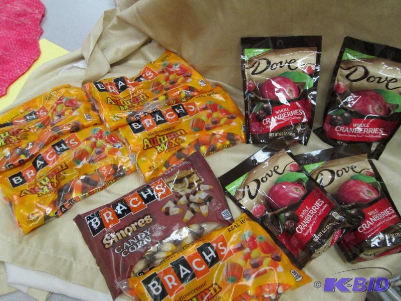 lot 414 image: Qty 10 pkg of Brachs Mellow crme Autumn mix,...