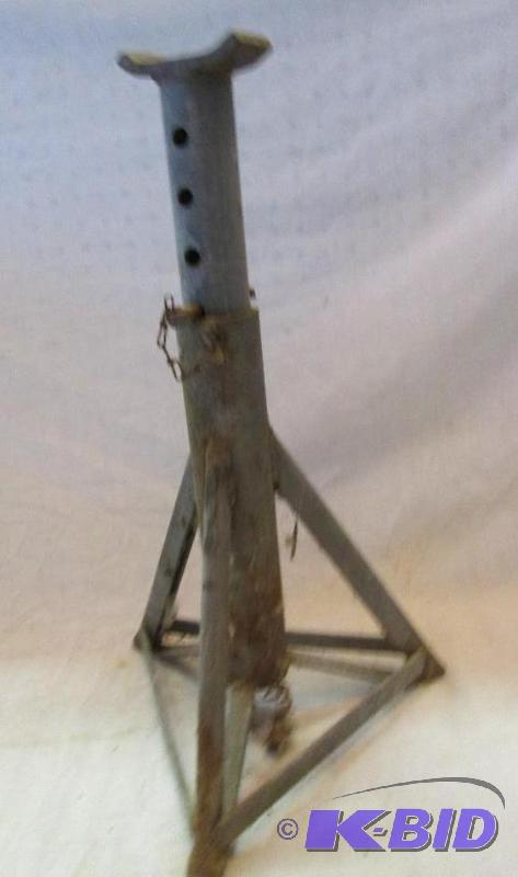 lot 44 image: adjustable height truck stannd...