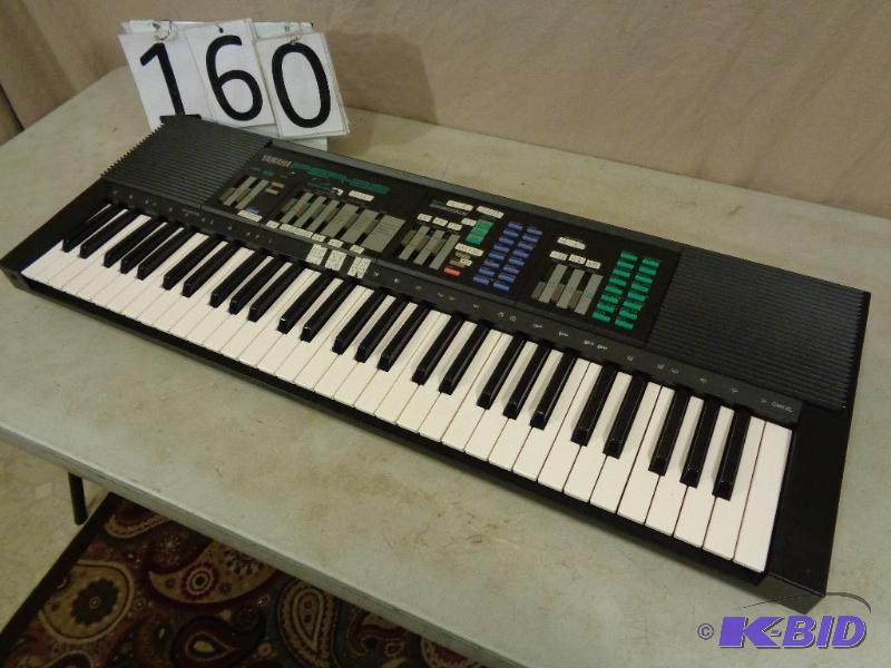 lot 160 image: Yamaha PSR-32&nbspKeyboard. Cord are battery...