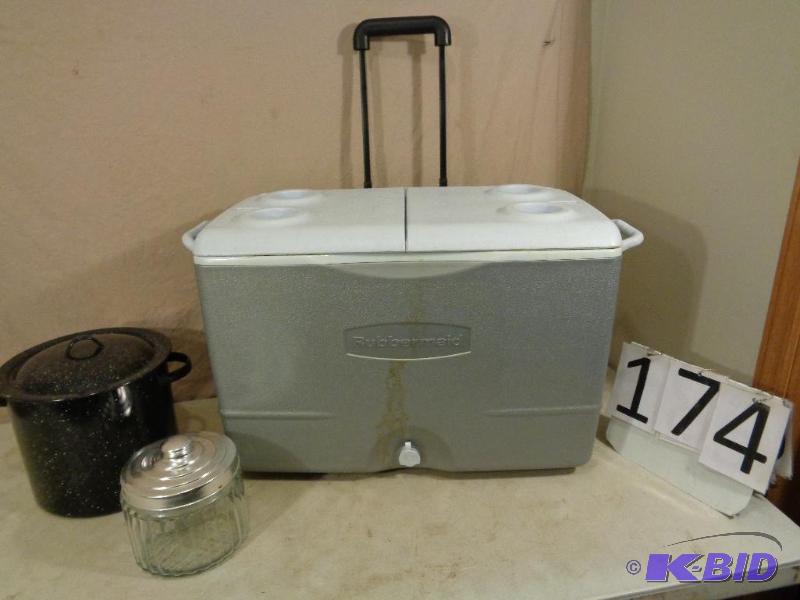 lot 174 image: Rubbermaid Rollaway Cooler (needs cleaning), ...