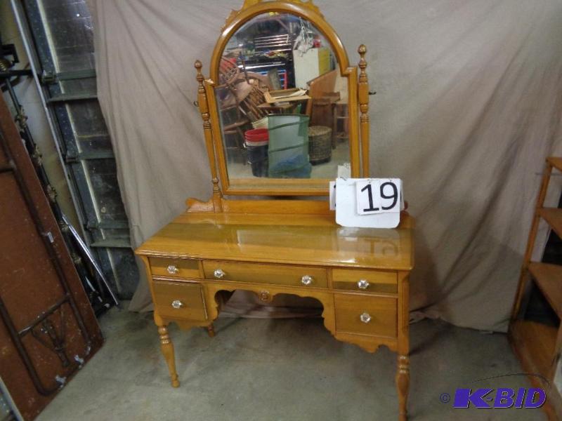 lot 19 image: Very cute desk with mirror. 5 drawers. Just t...