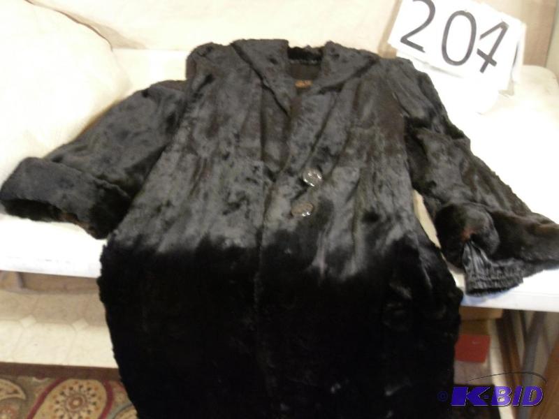 lot 204 image: St Cloud Fur Shop Fur Coat. Unmarked Size. If...