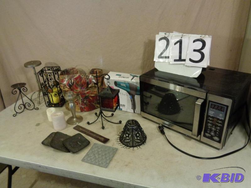 lot 213 image: Daewoo Microwave (tested and works), Candleho...