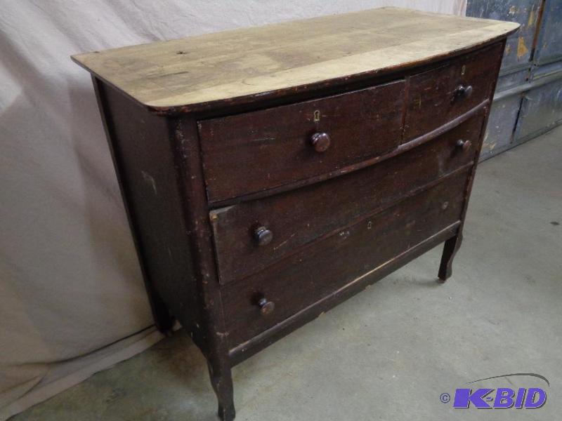 lot 21A image: Old 4 Drawer Dresser. Missing one wheel and o...