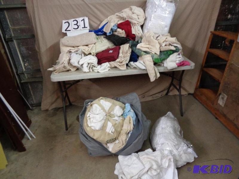 lot 231 image: LARGE Lot of Assorted Towels. Take what you w...