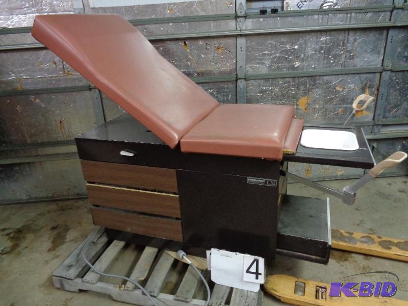 lot 4 image: Midmark 104 Exam  Gyno  Tattoo  Chiro  Do...