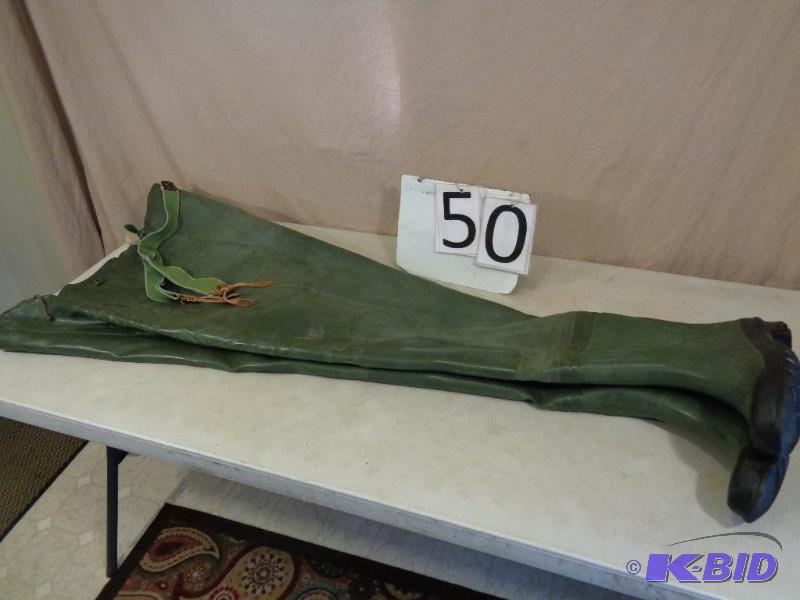 lot 50 image: Pair of Steel Shank Insulated Size 9 Chest Wa...