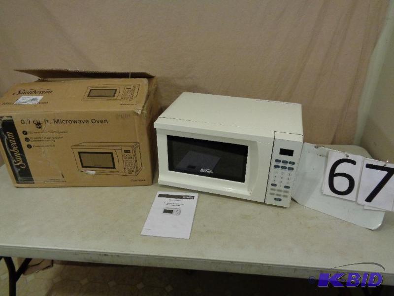 lot 67 image: Sunbeam 0.7 Cu Ft Microwave Oven. Looks like ...