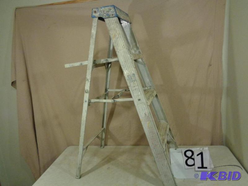 lot 81 image: Werner 4 Ft Aluminum Step Ladder....