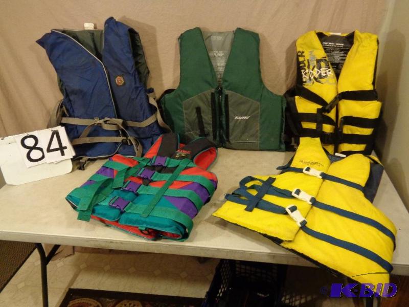 lot 84 image: Lot of 5&nbspAssorted Life Vests. 4X-7X Adul...