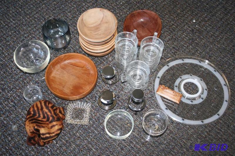 Miscellaneous glassware and wooden bowls