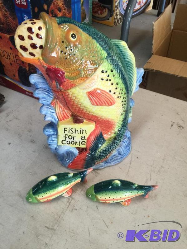 lot 104 image: Fish cookie jar...