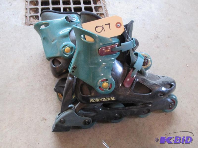 lot 17 image: Roller Blades...