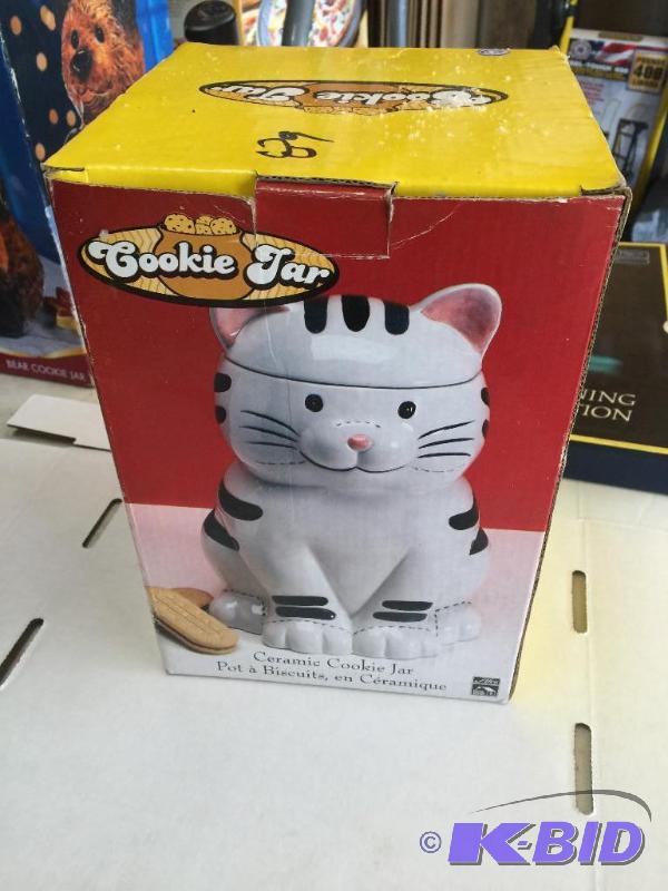 lot 89 image: Cat cookie jar...