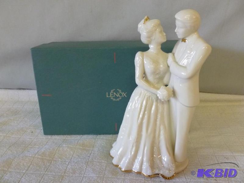 lot 11 image: Lenox Wedding Promises 24 karat gold plated p...