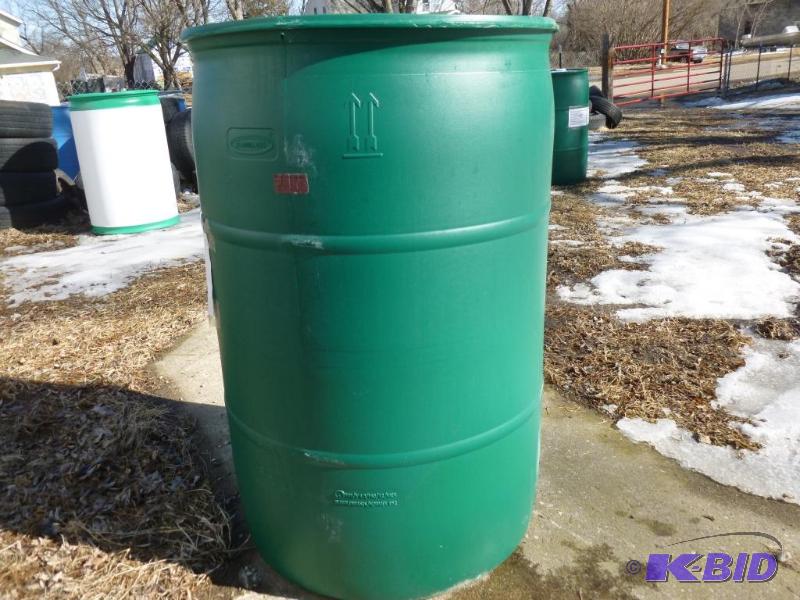 lot 136 image: Large 55 gallon plastic drum, comes with two ...