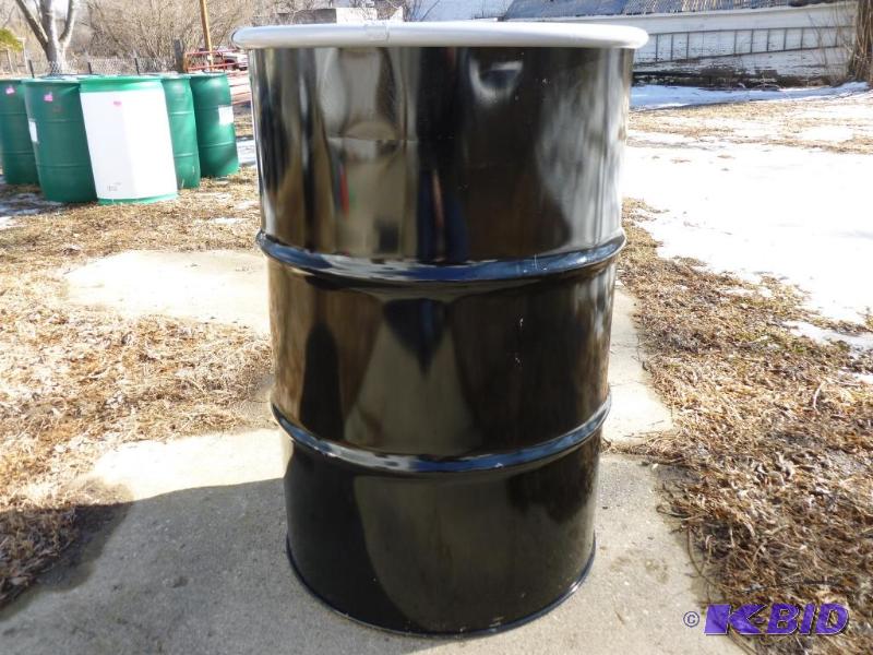 lot 142 image: Large 55 gallon steel drum, comes with a top ...