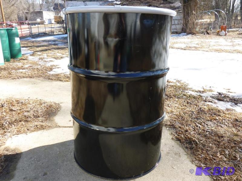 lot 143 image: Large 55 gallon steel drum, comes with top se...