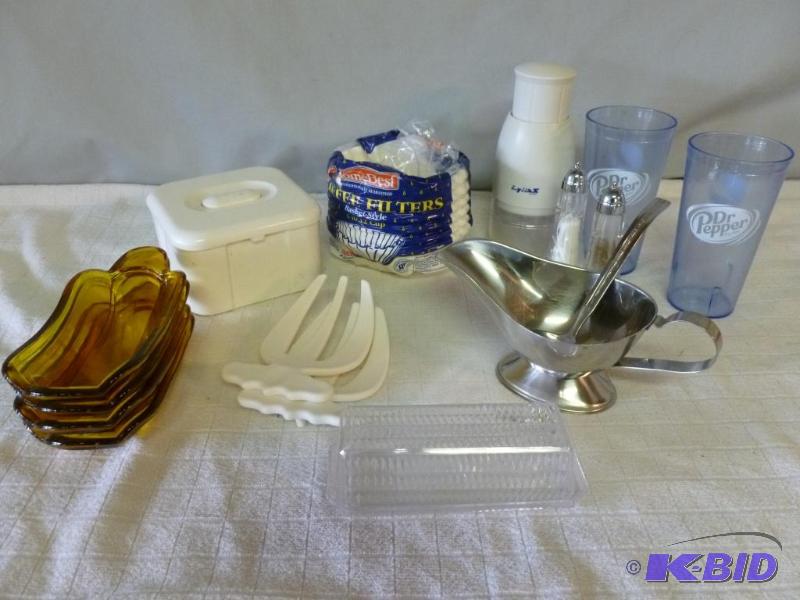 lot 30 image: Lot of kitchen items that consists of a heavy...