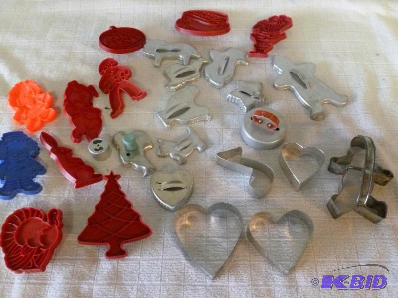 lot 35 image: Large lot of cookie cutters, some vintage met...