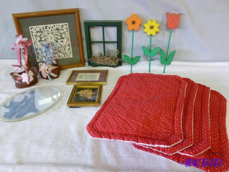 lot 40 image: Lot of decorative items that includes picture...