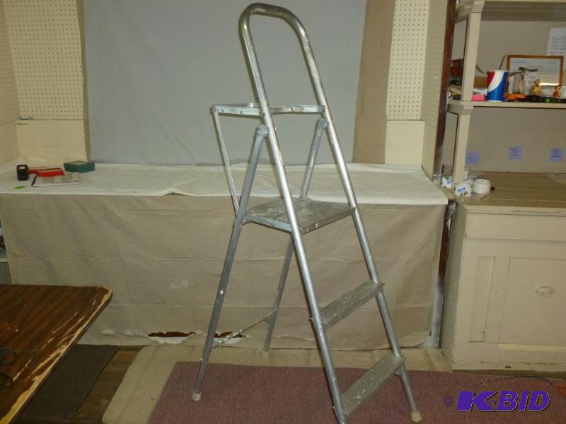 lot 52 image: Warner heavy duty 5.5 aluminum step ladder, ...