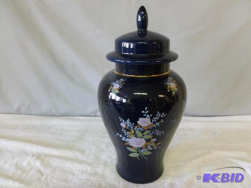 lot 59 image: Beautiful large hand painted porcelain vase t...