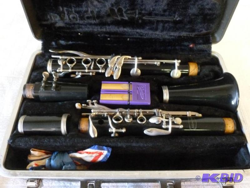 lot 9 image: Selmer -Bundy Resonite Clarinet, comes in a h...