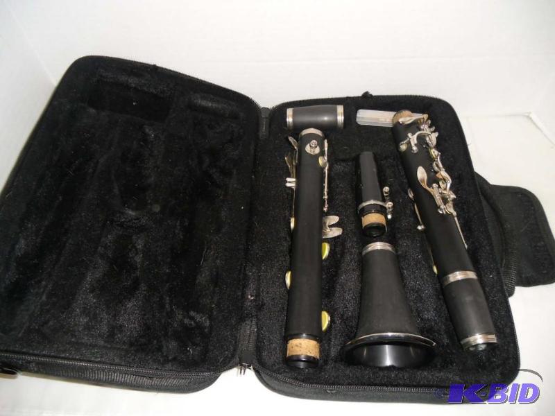 lot 10 image: Music Student  Cecilio Clarinet in Soft Side Carrying Case